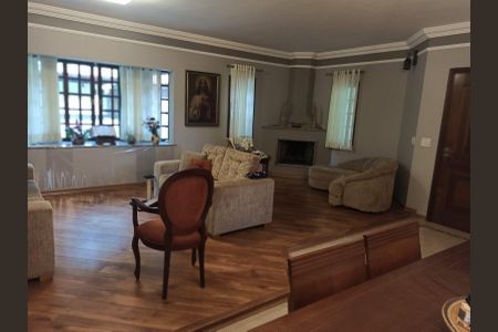 Casa de condomínio à venda com 330m², 4 quartos e 3 vagas Casa de condomínio à venda com 330m², 4 quartos e 3 vagasSala