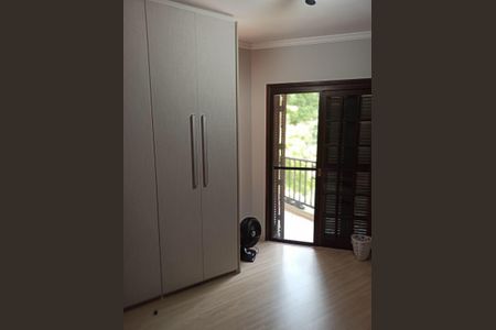 Casa de condomínio à venda com 330m², 4 quartos e 3 vagas Casa de condomínio à venda com 330m², 4 quartos e 3 vagasQuarto