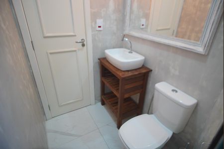 Banheiro de apartamento à venda com 1 quarto, 38m² em Bom Jesus, Porto Alegre