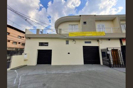 Casa à venda com 240m², 2 quartos e 4 vagas Casa à venda com 240m², 2 quartos e 4 vagasFachada