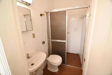 Casa à venda com 230m², 3 quartos e 2 vagas Casa à venda com 230m², 3 quartos e 2 vagasBanheiro de serviço