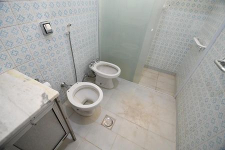 Casa à venda com 230m², 3 quartos e 2 vagas Casa à venda com 230m², 3 quartos e 2 vagasBanheiro social