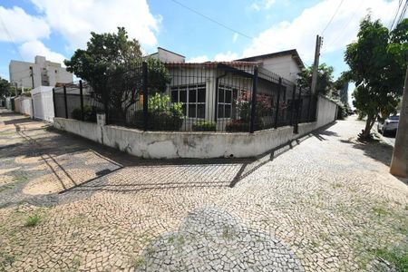 Casa à venda com 230m², 3 quartos e 2 vagas Casa à venda com 230m², 3 quartos e 2 vagasFachada