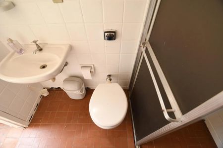 Casa à venda com 230m², 3 quartos e 2 vagas Casa à venda com 230m², 3 quartos e 2 vagasBanheiro de serviço