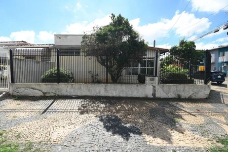 Casa à venda com 230m², 3 quartos e 2 vagas Casa à venda com 230m², 3 quartos e 2 vagasFachada