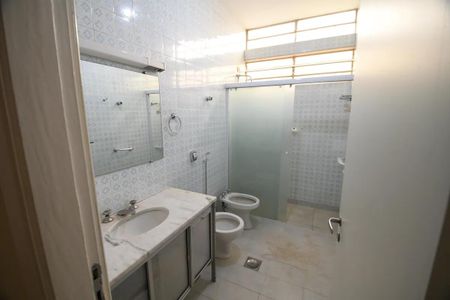 Casa à venda com 230m², 3 quartos e 2 vagas Casa à venda com 230m², 3 quartos e 2 vagasBanheiro social