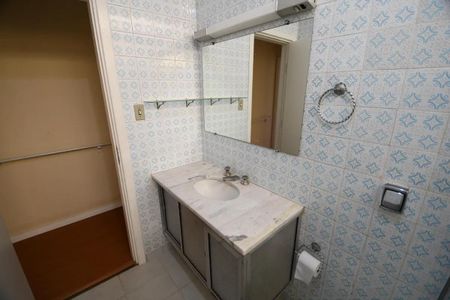 Casa à venda com 230m², 3 quartos e 2 vagas Casa à venda com 230m², 3 quartos e 2 vagasBanheiro social