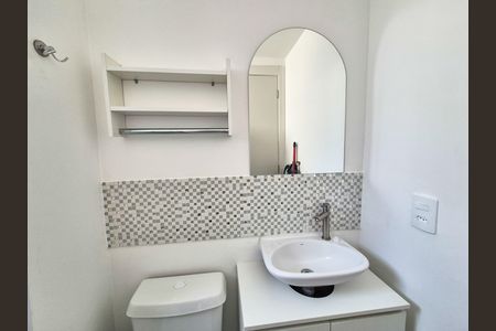 Banheiro de kitnet/studio para alugar com 1 quarto, 18m² em República, São Paulo