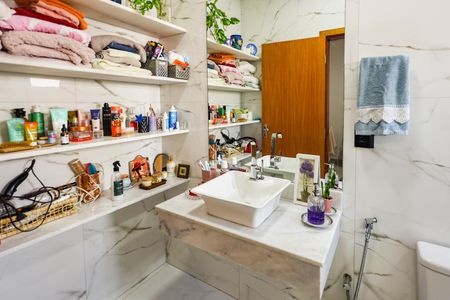 Casa de condomínio para alugar com 183m², 3 quartos e 4 vagas Casa de condomínio para alugar com 183m², 3 quartos e 4 vagasBanheiro da Suíte 2