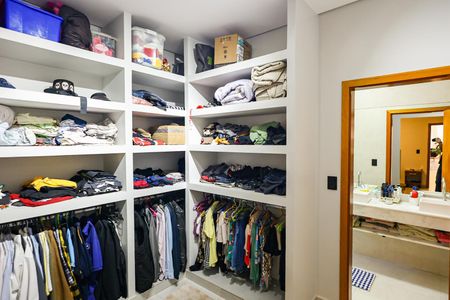 Casa de condomínio para alugar com 183m², 3 quartos e 4 vagas Casa de condomínio para alugar com 183m², 3 quartos e 4 vagasCloset da suíte 1