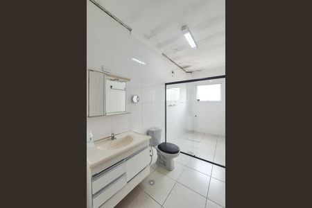 Casa para alugar com 270m², 3 quartos e 6 vagas Casa para alugar com 270m², 3 quartos e 6 vagasBanheiro da Suíte 1