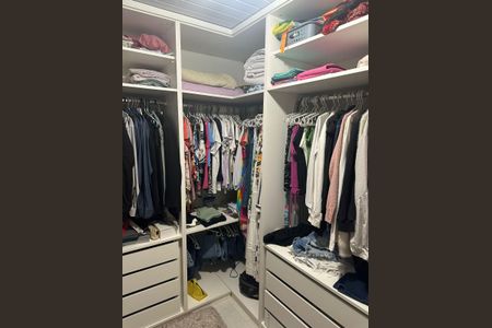 Casa de condomínio à venda com 190m², 4 quartos e 1 vaga Casa de condomínio à venda com 190m², 4 quartos e 1 vagaCloset