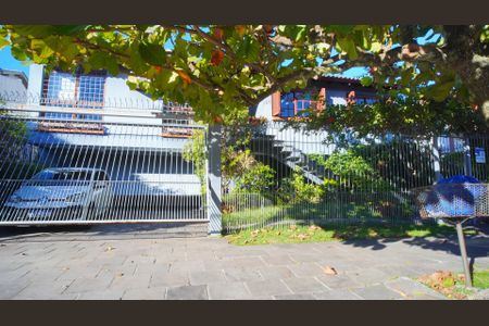 Fachada do imóvel  de casa à venda com 4 quartos, 339m² em Chácara das Pedras, Porto Alegre