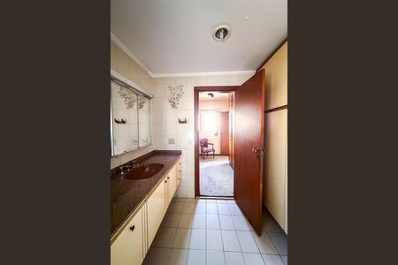 Apartamento para alugar com 395m², 4 quartos e 3 vagas Apartamento para alugar com 395m², 4 quartos e 3 vagasBanheiro da Suíte 1