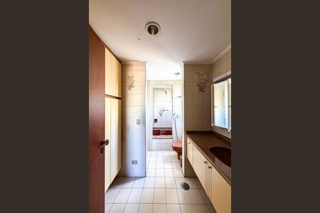 Apartamento para alugar com 395m², 4 quartos e 3 vagas Apartamento para alugar com 395m², 4 quartos e 3 vagasBanheiro da Suíte 1
