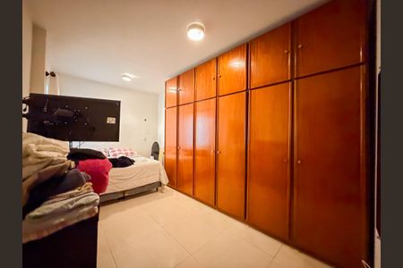 Casa à venda com 450m², 6 quartos e 3 vagas Casa à venda com 450m², 6 quartos e 3 vagasQuarto 1