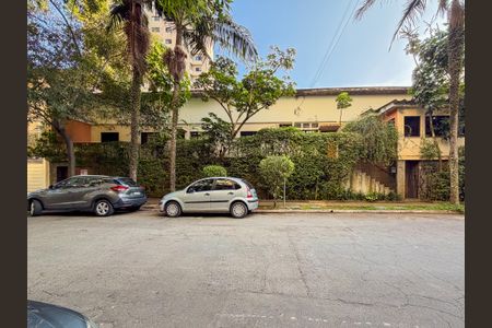 Casa à venda com 450m², 6 quartos e 3 vagas Casa à venda com 450m², 6 quartos e 3 vagasFachada