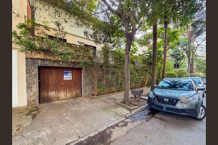 Casa à venda com 450m², 6 quartos e 3 vagas Casa à venda com 450m², 6 quartos e 3 vagasFachada