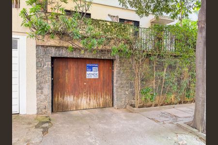 Casa à venda com 450m², 6 quartos e 3 vagas Casa à venda com 450m², 6 quartos e 3 vagasFachada + Plaquinha