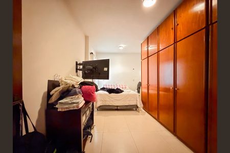 Casa à venda com 450m², 6 quartos e 3 vagas Casa à venda com 450m², 6 quartos e 3 vagasQuarto 1