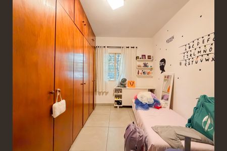 Casa à venda com 450m², 6 quartos e 3 vagas Casa à venda com 450m², 6 quartos e 3 vagasQuarto 2
