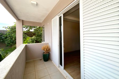 Casa de condomínio à venda com 455m², 4 quartos e 4 vagas Casa de condomínio à venda com 455m², 4 quartos e 4 vagasVaranda da Suite 1