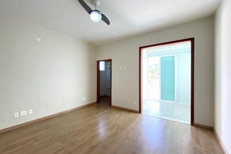 Casa de condomínio à venda com 455m², 4 quartos e 4 vagas Casa de condomínio à venda com 455m², 4 quartos e 4 vagasSuite 2