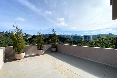 Casa de condomínio à venda com 455m², 4 quartos e 4 vagas Casa de condomínio à venda com 455m², 4 quartos e 4 vagasVaranda Suite 2
