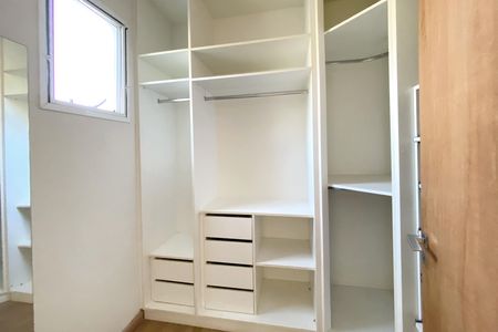 Casa de condomínio à venda com 455m², 4 quartos e 4 vagas Casa de condomínio à venda com 455m², 4 quartos e 4 vagasCloset da suíte 2
