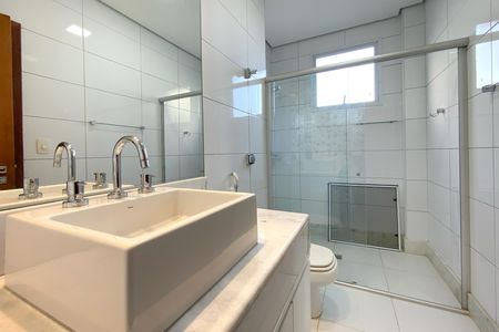 Casa de condomínio à venda com 455m², 4 quartos e 4 vagas Casa de condomínio à venda com 455m², 4 quartos e 4 vagasBanheiro da Suíte 2