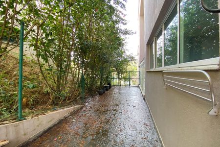 Casa de condomínio à venda com 455m², 4 quartos e 4 vagas Casa de condomínio à venda com 455m², 4 quartos e 4 vagasCorredor lateral externo