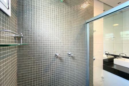 Casa de condomínio à venda com 455m², 4 quartos e 4 vagas Casa de condomínio à venda com 455m², 4 quartos e 4 vagasBanheiro da Suíte 3