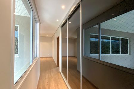 Casa de condomínio à venda com 455m², 4 quartos e 4 vagas Casa de condomínio à venda com 455m², 4 quartos e 4 vagasCorredor
