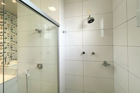 Casa de condomínio à venda com 455m², 4 quartos e 4 vagas Casa de condomínio à venda com 455m², 4 quartos e 4 vagasBanheiro da Suíte 2