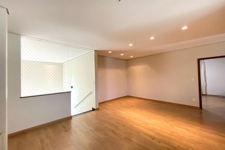 Casa de condomínio à venda com 455m², 4 quartos e 4 vagas Casa de condomínio à venda com 455m², 4 quartos e 4 vagasSala de Estar