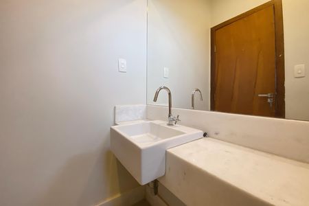 Casa de condomínio à venda com 455m², 4 quartos e 4 vagas Casa de condomínio à venda com 455m², 4 quartos e 4 vagasBanheiro da Suíte 4