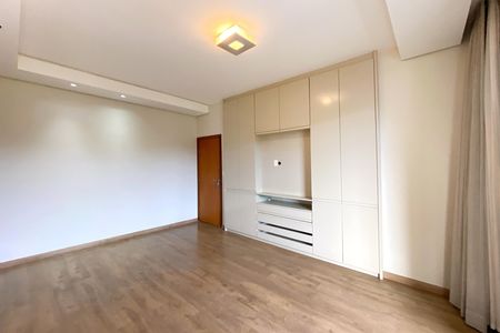 Casa de condomínio à venda com 455m², 4 quartos e 4 vagas Casa de condomínio à venda com 455m², 4 quartos e 4 vagasSuite 1