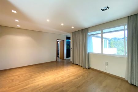 Casa de condomínio à venda com 455m², 4 quartos e 4 vagas Casa de condomínio à venda com 455m², 4 quartos e 4 vagasSala de Estar