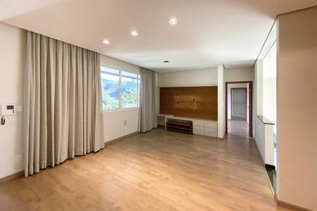 Casa de condomínio à venda com 455m², 4 quartos e 4 vagas Casa de condomínio à venda com 455m², 4 quartos e 4 vagasSala de Estar