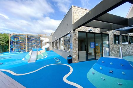 Casa de condomínio à venda com 455m², 4 quartos e 4 vagas Casa de condomínio à venda com 455m², 4 quartos e 4 vagasÁrea comum