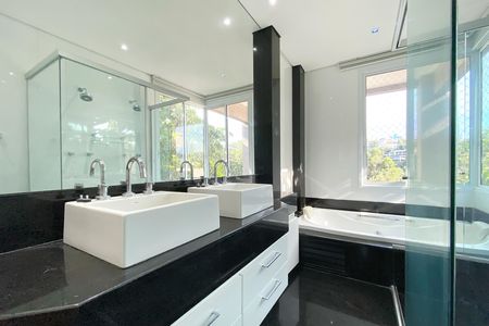 Casa de condomínio à venda com 455m², 4 quartos e 4 vagas Casa de condomínio à venda com 455m², 4 quartos e 4 vagasSuite 1