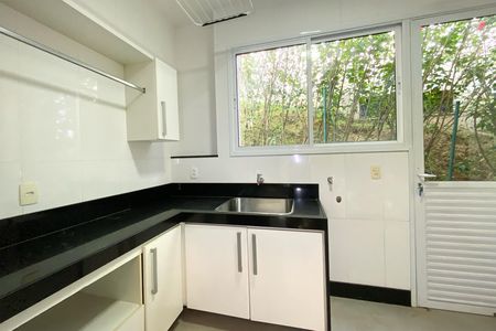 Casa de condomínio à venda com 455m², 4 quartos e 4 vagas Casa de condomínio à venda com 455m², 4 quartos e 4 vagasÁrea de Serviço