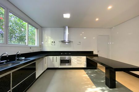 Casa de condomínio à venda com 455m², 4 quartos e 4 vagas Casa de condomínio à venda com 455m², 4 quartos e 4 vagasCozinha