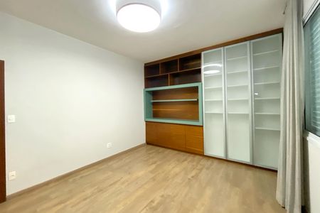 Casa de condomínio à venda com 455m², 4 quartos e 4 vagas Casa de condomínio à venda com 455m², 4 quartos e 4 vagasSuite 3
