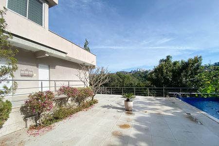 Casa de condomínio à venda com 455m², 4 quartos e 4 vagas Casa de condomínio à venda com 455m², 4 quartos e 4 vagasQuintal
