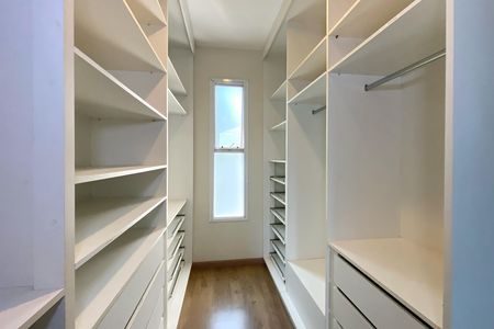 Casa de condomínio à venda com 455m², 4 quartos e 4 vagas Casa de condomínio à venda com 455m², 4 quartos e 4 vagasCloset da suíte 1