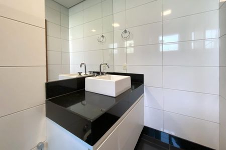 Casa de condomínio à venda com 455m², 4 quartos e 4 vagas Casa de condomínio à venda com 455m², 4 quartos e 4 vagasBanheiro da Suíte 3