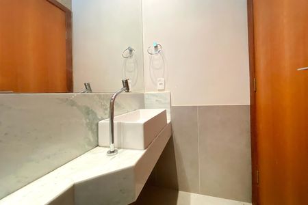 Casa de condomínio à venda com 455m², 4 quartos e 4 vagas Casa de condomínio à venda com 455m², 4 quartos e 4 vagasLavabo