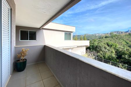Casa de condomínio à venda com 455m², 4 quartos e 4 vagas Casa de condomínio à venda com 455m², 4 quartos e 4 vagasVaranda da Suite 1