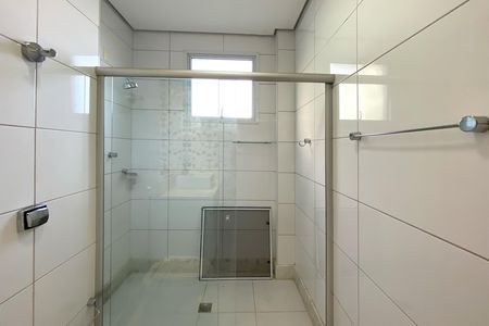 Casa de condomínio à venda com 455m², 4 quartos e 4 vagas Casa de condomínio à venda com 455m², 4 quartos e 4 vagasBanheiro da Suíte 2